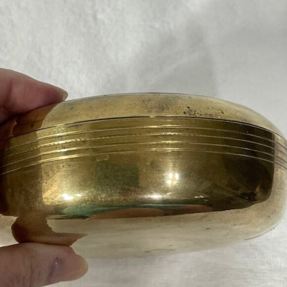 Vintage brass and enamel trinket box. Bird theme. - Picture 5 of 6